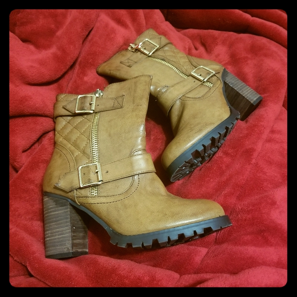 Casual leather bootie.